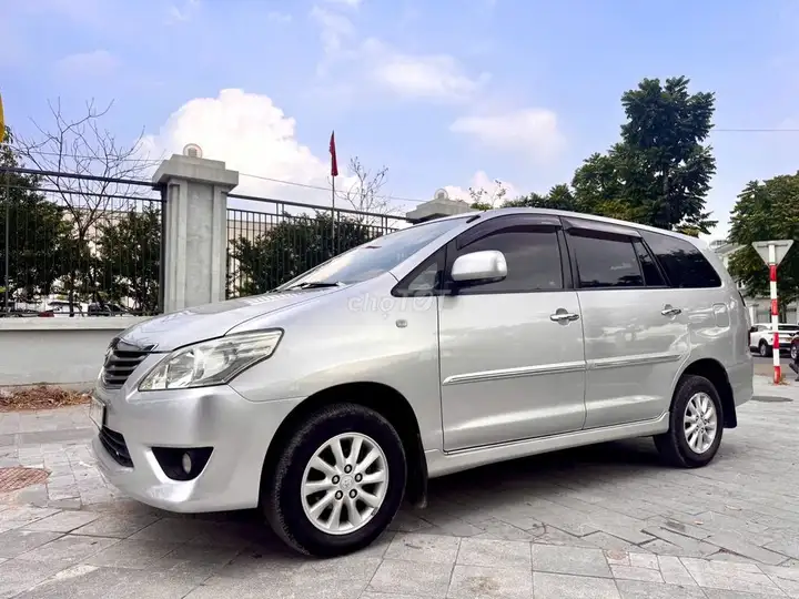 Toyota Innova 2.0G AT 2012 Серебристый