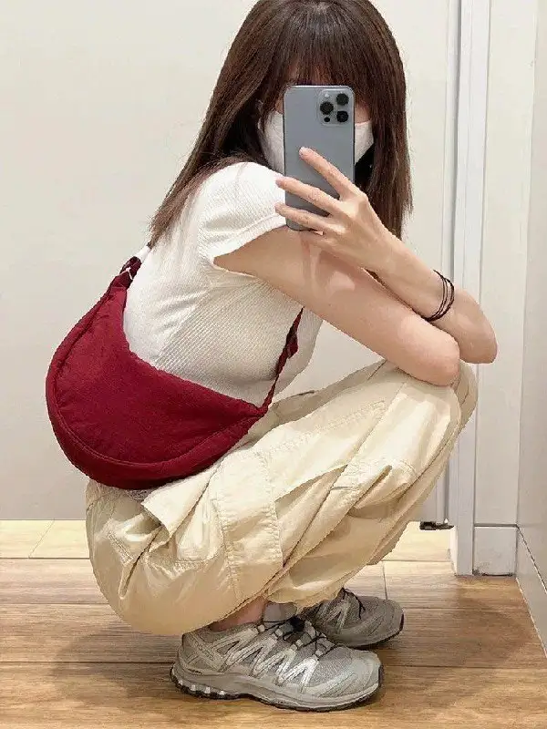 Round Mini Shoulder Bag Uniqlo — сумка бананка через плечо