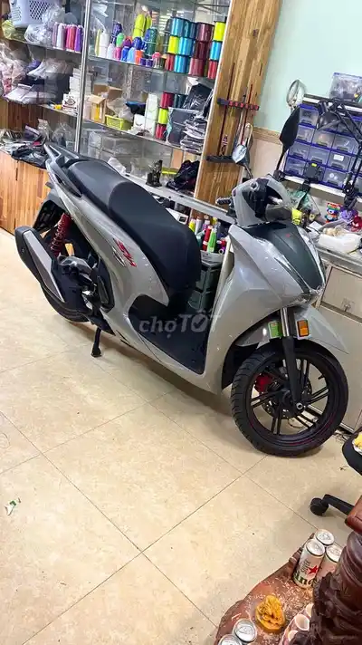 Импортный серый цемент Honda SH350i