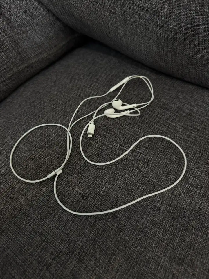 Штатив, лампы, EarPods, ремень, блоки питания, прибор Xiaomi, мини-вертолёт, лампочка