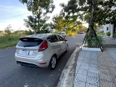 Автоматический золотой песок Ford Fiesta 2011 объемом 1,6 л