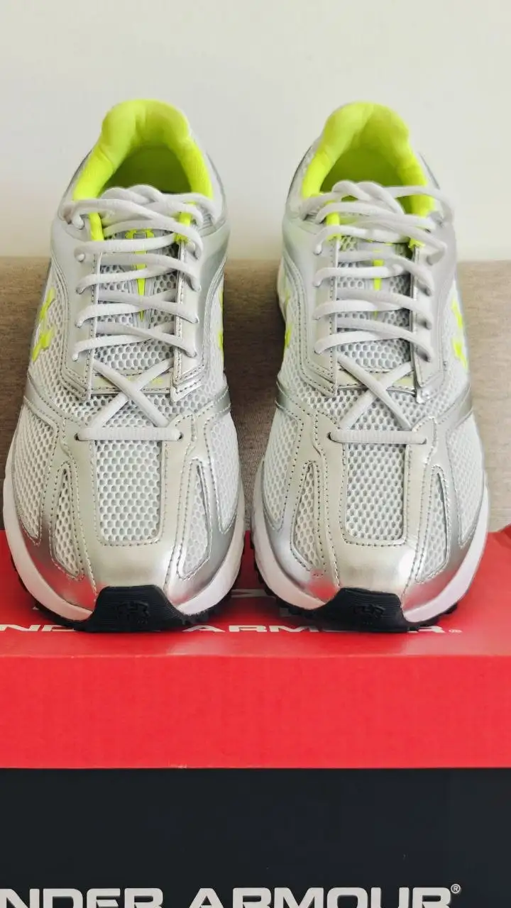 Беговые кроссовки Under Armour HOVR