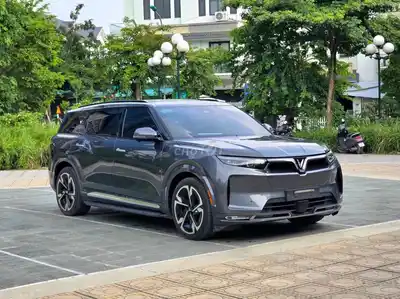 VinFast VF9 Plus 2024 серый 6 мест 40000 км