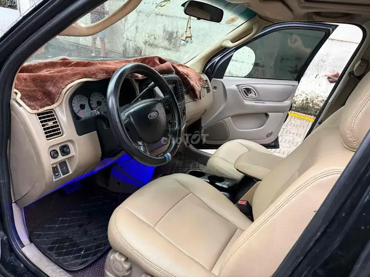 Ford Escape 2005 черный бензин 5 мест