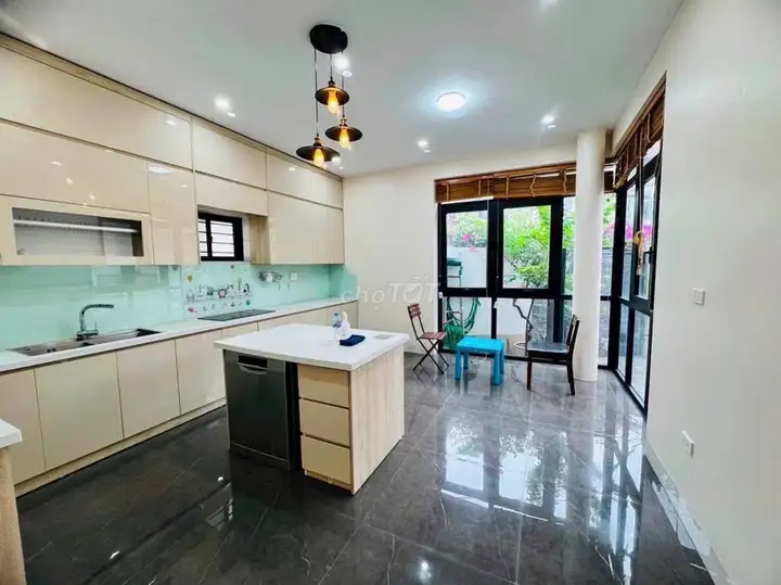 Bán biệt thự lô góc 138m² Long Biên, hơn 14 tỷ, gara 2 ô tô