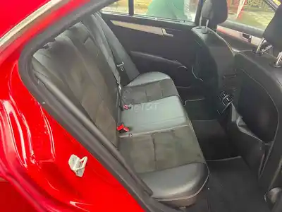 Mercedes-Benz C200, 5 мест, красный, автомат