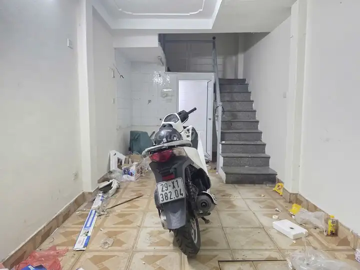 Срочно продаю дом во дворе 93 Vũ Tông Phan, рядом со школой Nguyễn Trãi