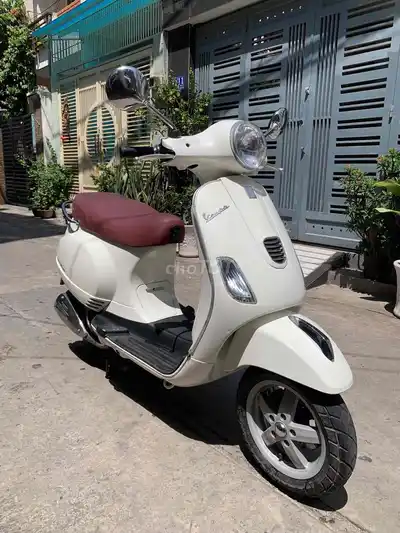 Белый Piaggio Vespa LX 125 3vie Fi 2013, номера Хошимина