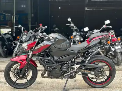 Kawasaki Z400 2023 8000 км черно-красный