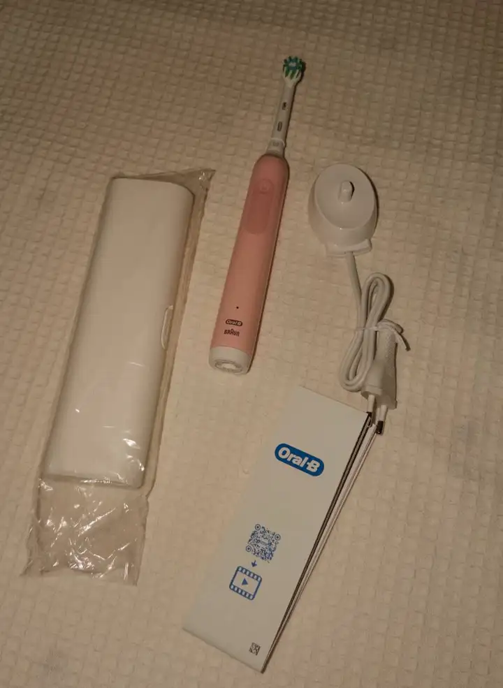 Щетка, ирригатор, браслеты, футболка CK, туши