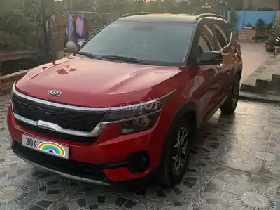 Kia Seltos Luxury 5 мест красного цвета