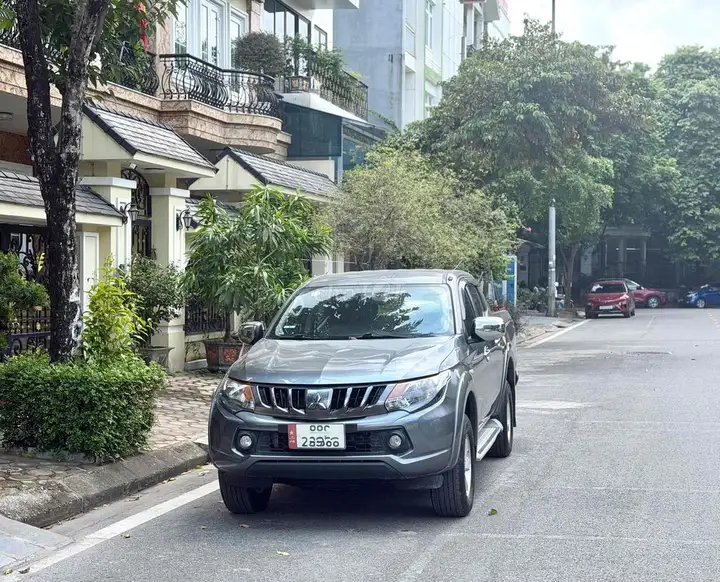 Mitsubishi Triton 2.5L AT 2017 серый, автоматическая