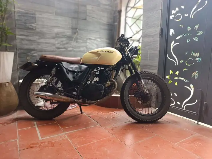 Suzuki GN125 Custom Cafe Racer / Tracker