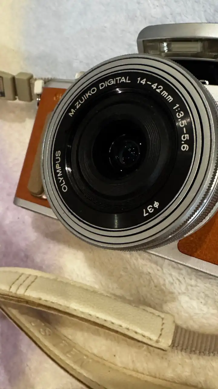 Olympus PEN E-PL8 + объектив 14–42mm