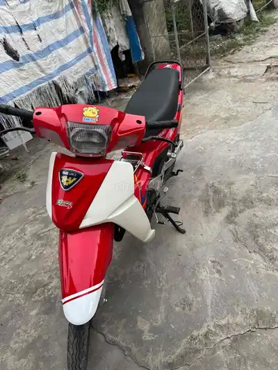 Suzuki RGV красно-белый