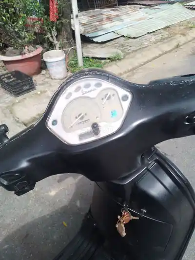 Черный скутер Piaggio Vespa LX