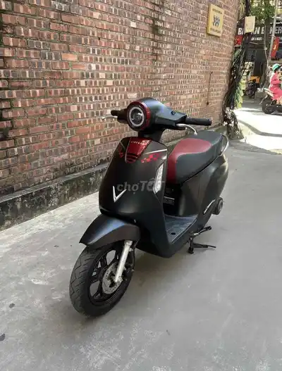 Черный электрический скутер VinFast Evo Lite Neo