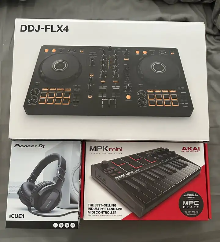 Контроллер Pioneer DDJ FLX4, наушники Pioneer CUE1, MIDI-клавиатура AKAI MPK Mini
