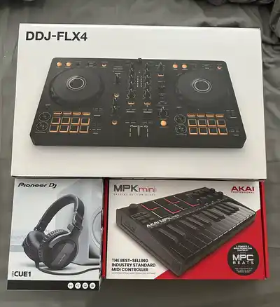 Контроллер Pioneer DDJ FLX4, наушники Pioneer CUE1, MIDI-клавиатура AKAI MPK Mini