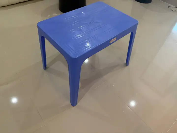Стол пластиковый