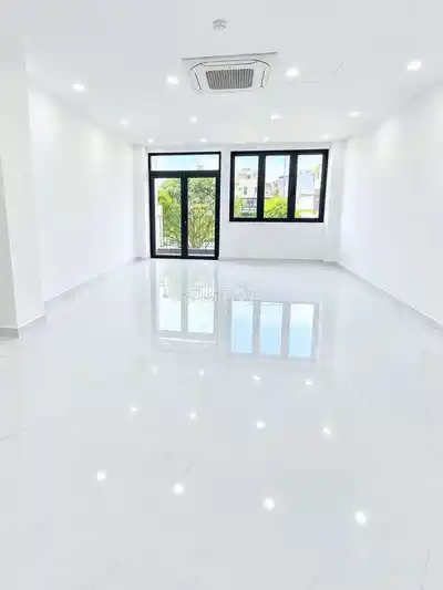 Аренда дома на улице Чыонг Ван Банг, 1 этаж, 2 уровня и терраса, 5x20м, площадь 300м2