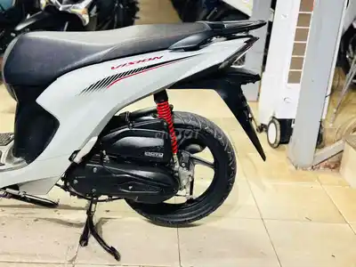 Мотосалон Тхинь Phat - Honda Vision серого цвета с ханойскими номерами