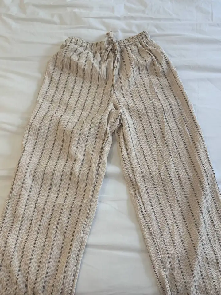 Брюки в полоску XS, велосипедки синие S, шорты черные M