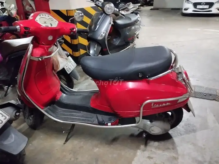 Piaggio Vespa LX красная