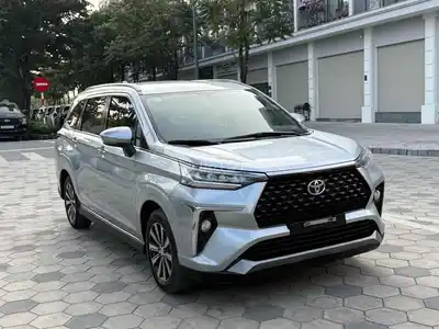 Toyota Veloz 2022 вариатор серебристый 7 мест