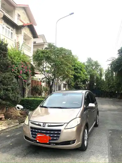 Luxgen M7 2011 Песочный