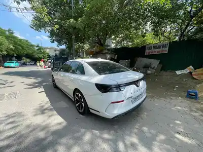 Автоматический номер VinFast Lux A2.0 с турбонаддувом, белый