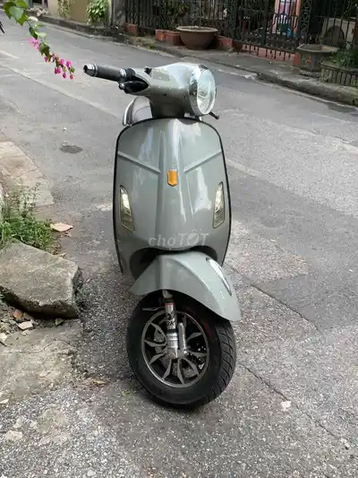 Электроскутер Vespa серо-серого цвета