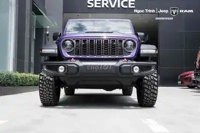 Фиолетовый внедорожник Jeep Wrangler Rubicon