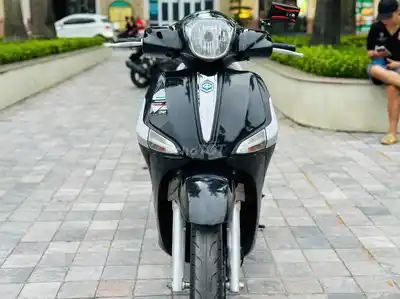 Черный скутер Piaggio Liberty