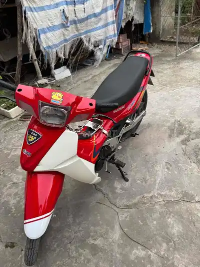 Suzuki RGV красно-белый
