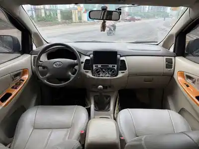 Toyota Innova G 2011 Серебристый