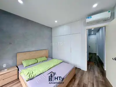 Квартира с 1 спальней, кухней, мебелью, окном и балконом