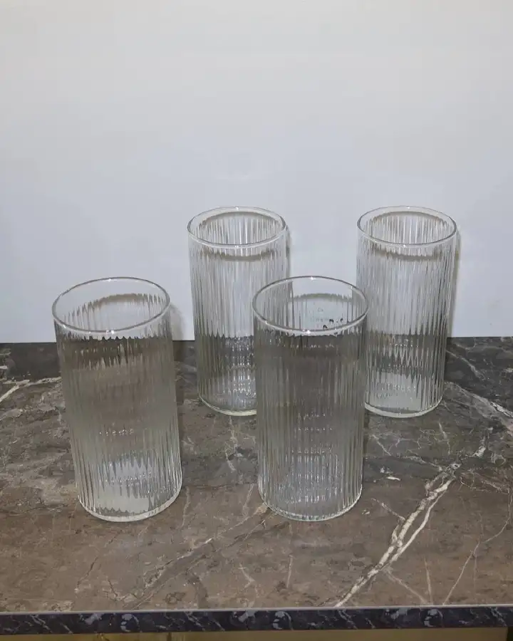 Вазы, полки, кошачья когтеточка, стаканы, сушка для посуды, подушки