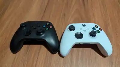Xbox Series S с двумя геймпадами