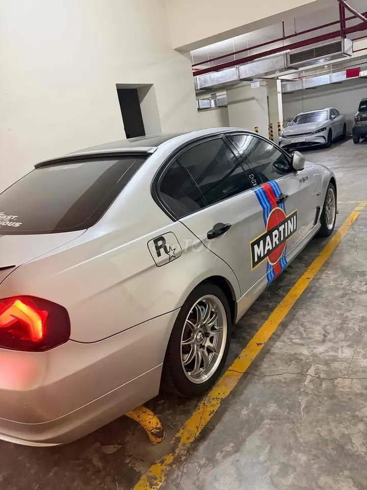 BMW 320i Серебристый 98.612 km