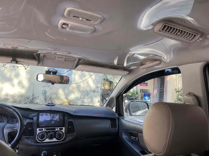 Toyota Innova 2013 серебристый 130 тыс. км