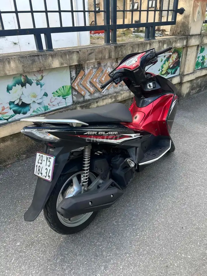 Honda Air Blade 125 черно-красный
