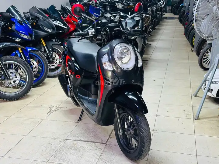 Мотосалон Thịnh Phát - Honda Scoopy 125 глянцево-черный с ханойским номером
