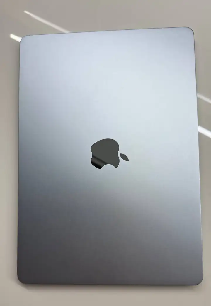MacBook Air 13" M4 (2025) 16 ГБ / 256 ГБ