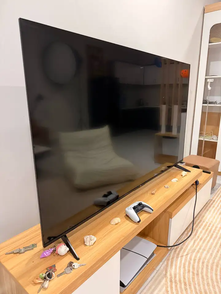 Кресла и телевизор 65 дюймов TCL