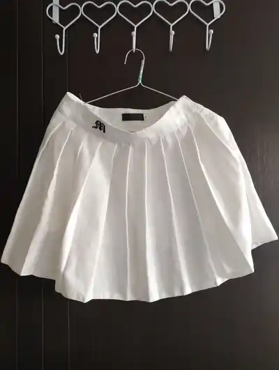 Кроссовки Reebok, зарядник Baseus, топ, юбка, подушка, бокалы, карандаши, вешалка