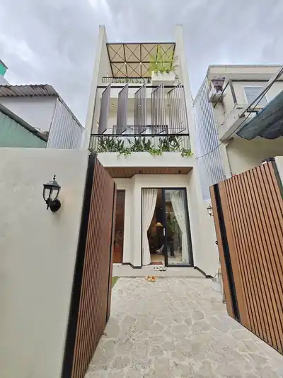 Дом 3 этажа 3 спальни 4 санузла 100 м²