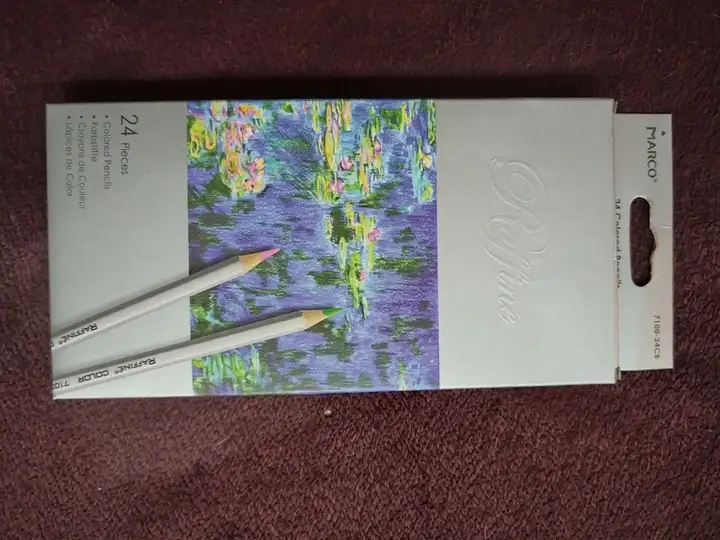 Гуаша, фен, поясная сумка, карандаши, книга, кисточки и другие вещи