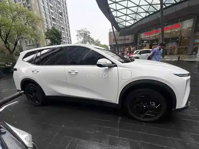 Vinfast VF7 электрический белого цвета