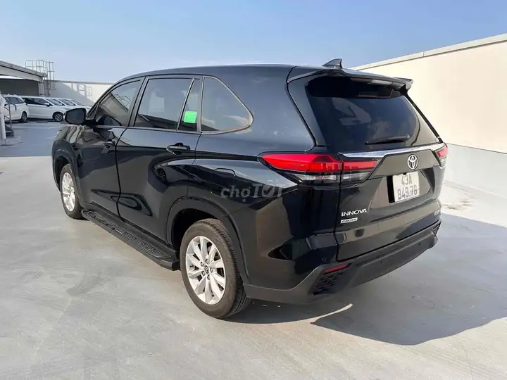 Toyota Innova Cross V 2024 Черный 13000км Автомат